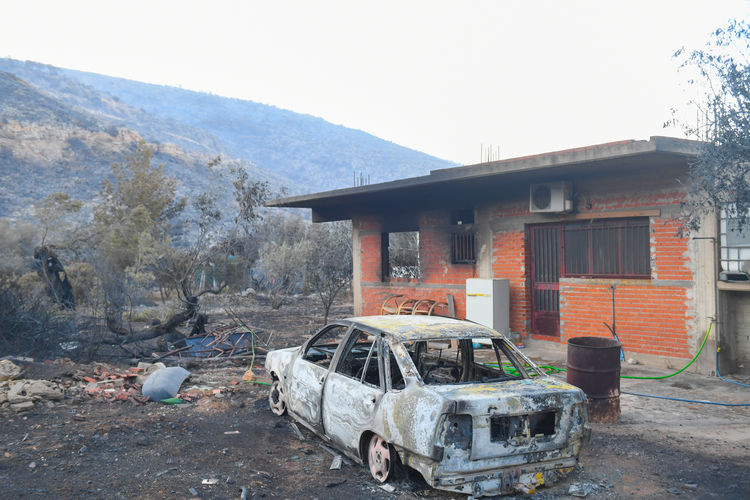 Yunanistan'daki yangın sanayi bölgesindeki fabrika ve depolara kadar ulaştı